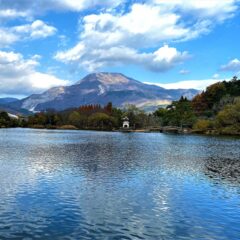 三島池の紅葉と逆さ伊吹の絶景
