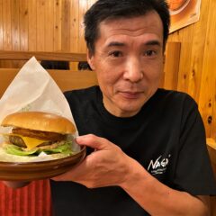 コメダ珈琲のでっかい「フルムーンバーガー」！