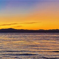 オレンジ色の空と静かな波の音