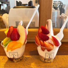 「芋平の芋きんつば」と「しぜん堂のフルーツパフェ」