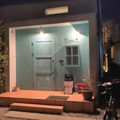 水色のドアが目印！鉄板焼き・洋食居酒屋「MASAO」