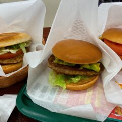 モスの新作！「黒毛和牛バーガー」＆「新とびきりアボカド」