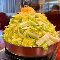 白菜がてんこ盛り！びわこ食堂名物「とりやさい鍋」