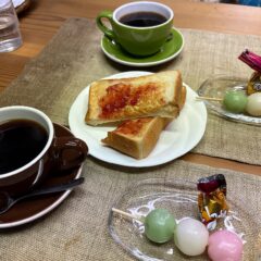 コーヒーのお供は、三色団子！「ピアノ喫茶 東の空」
